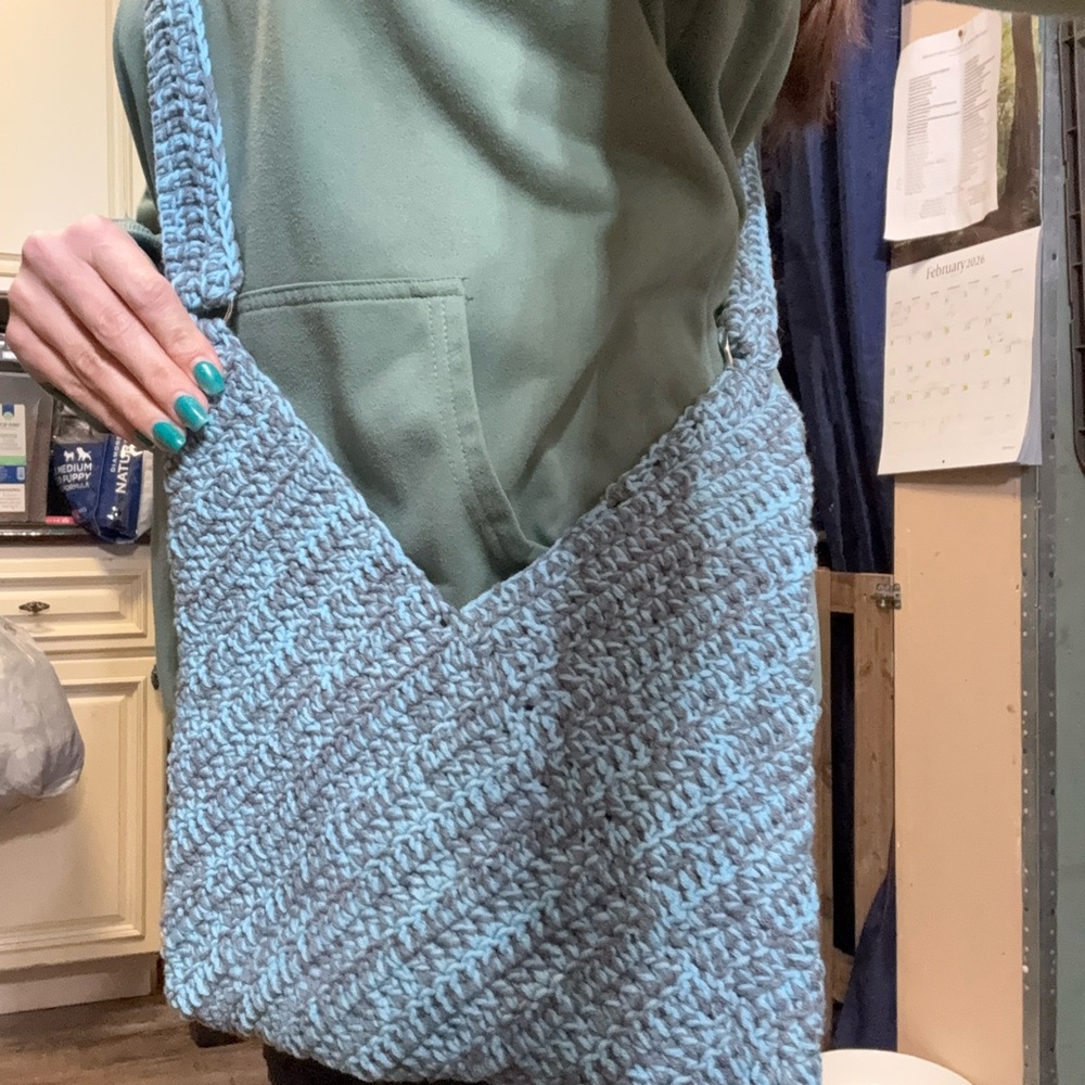 Elegant Blue Knit Shoulder Bag